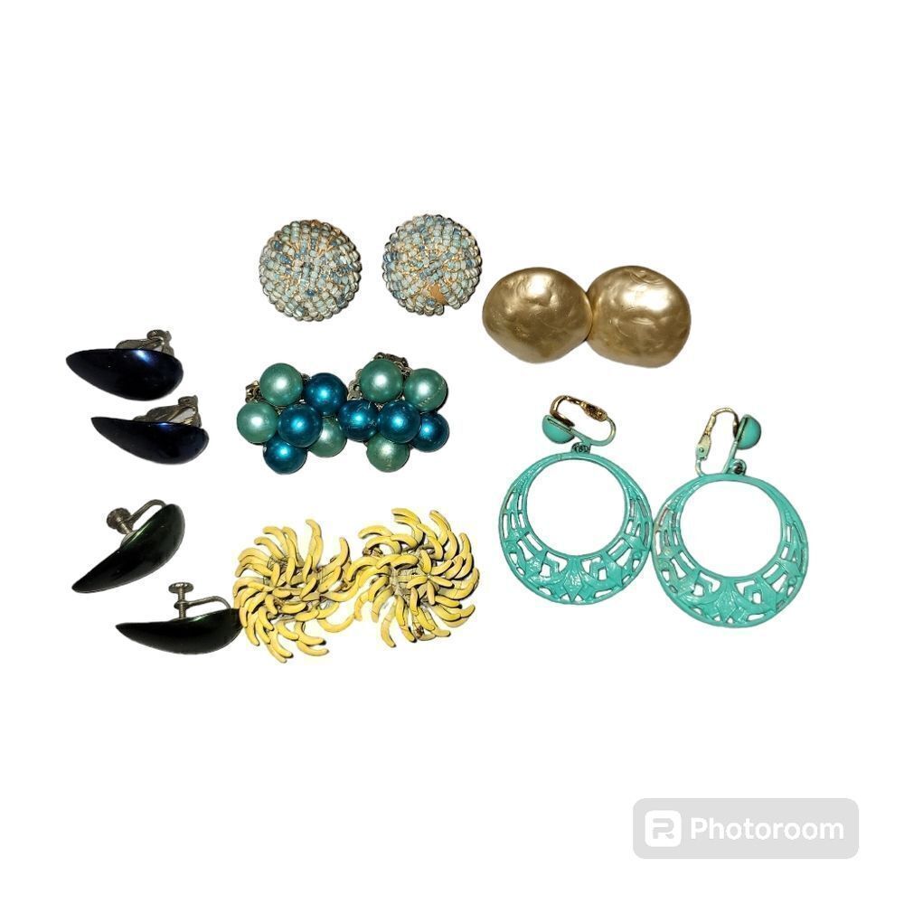 7 pairs of vintage clip earrings